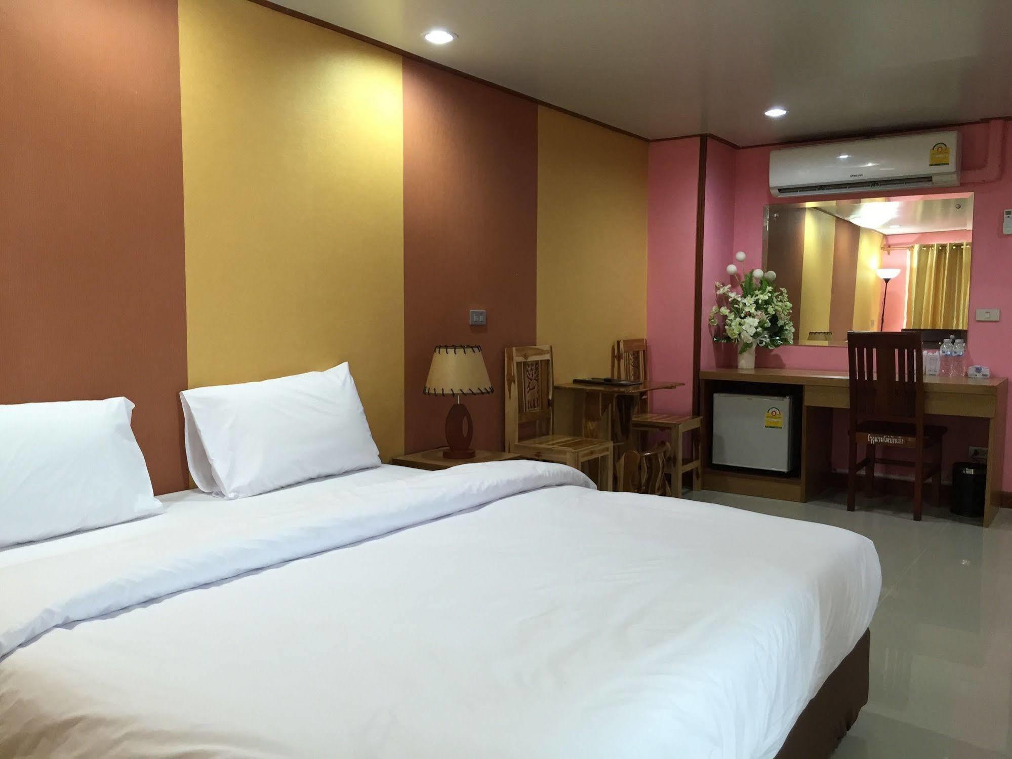 Toh Buk Seng Ayutthaya Hotel Bagian luar foto
