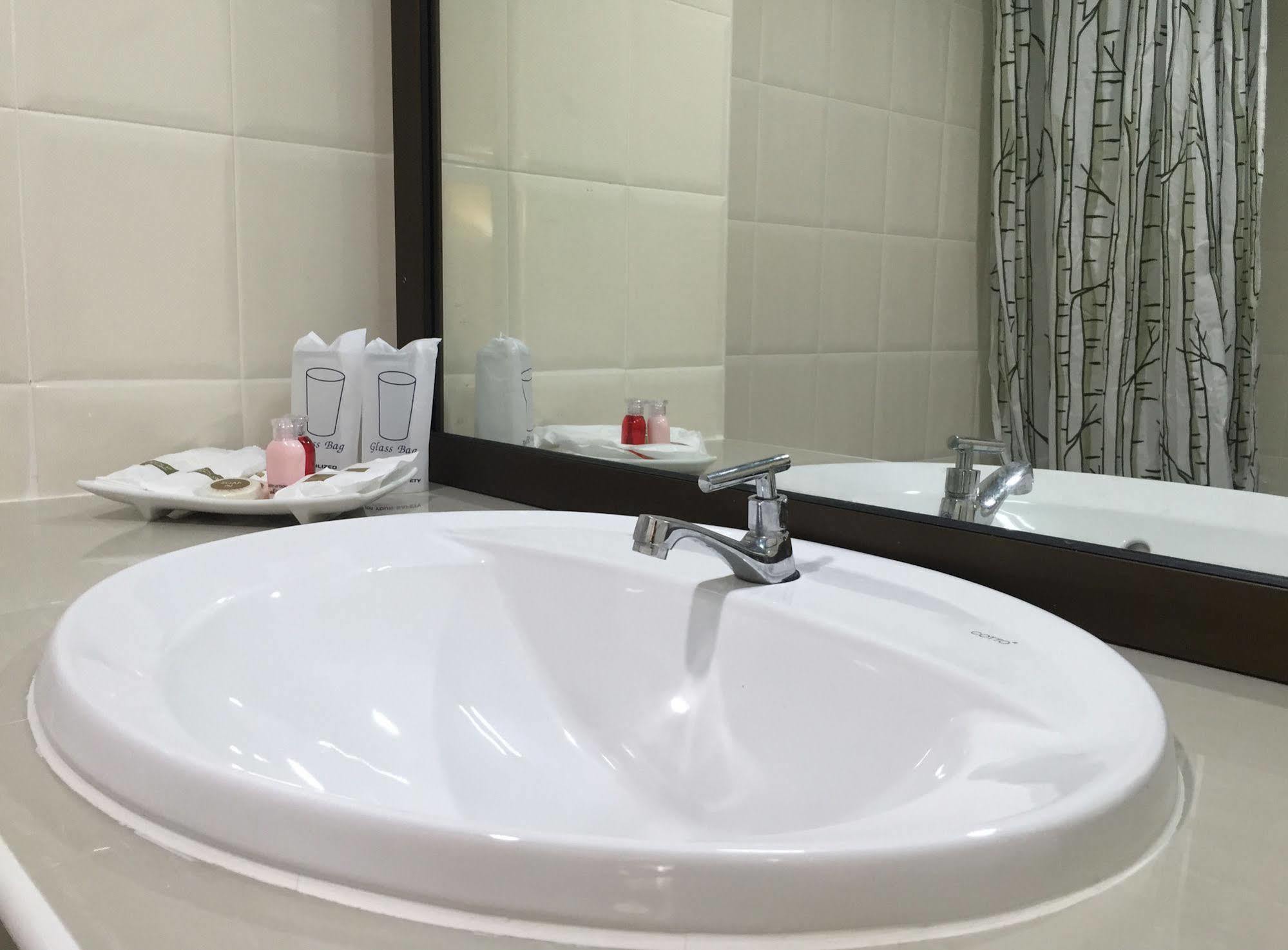 Toh Buk Seng Ayutthaya Hotel Bagian luar foto