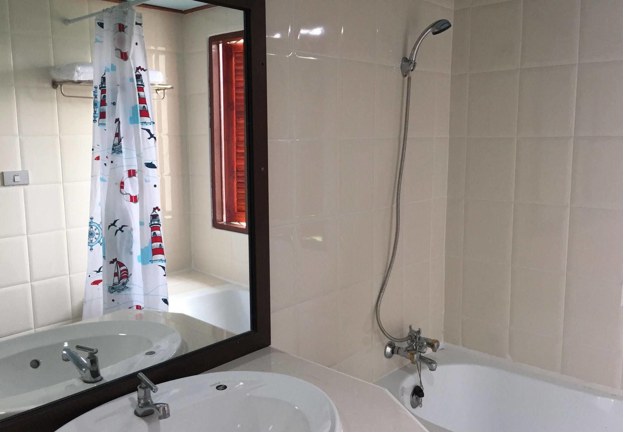 Toh Buk Seng Ayutthaya Hotel Bagian luar foto